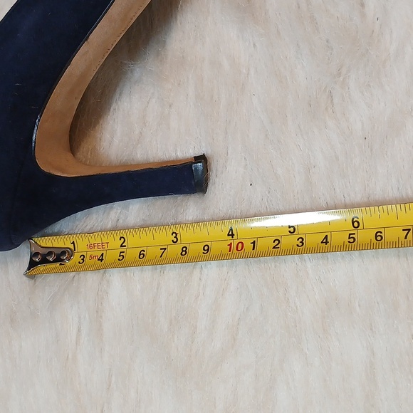 Manolo Blahnik Women\'s Navy Suede Pumps Sz 38.5